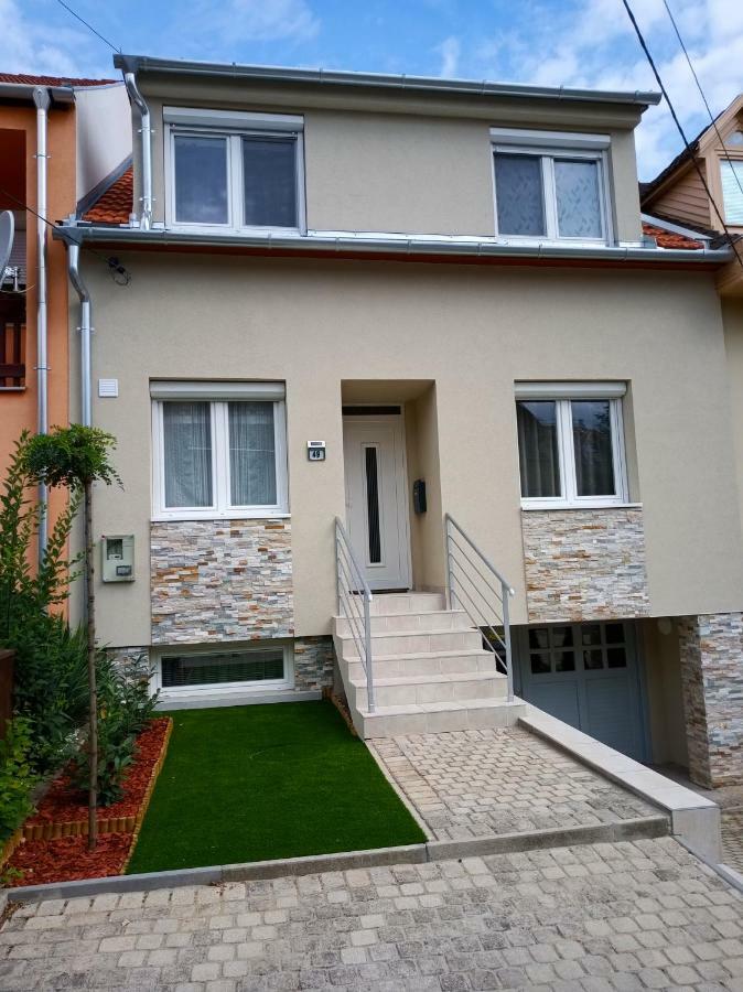 Appartement Valentina Apartman à Eger Extérieur photo